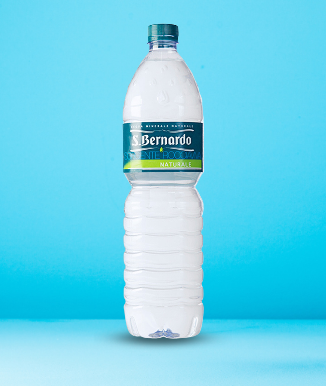 Acqua San Bernardo in bottiglia di plastica