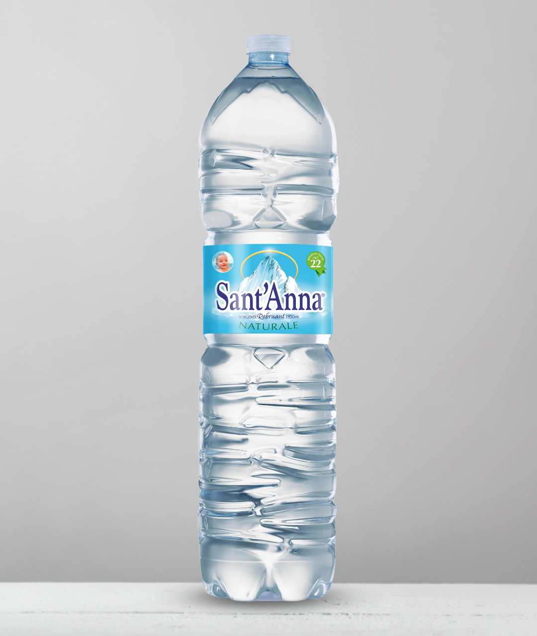 Acqua Sant'Anna in bottiglia di plastica