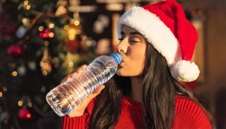 Bere acqua, per digerire meglio le “abbuffate” natalizie